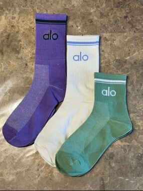 New Women’s Alo Socks
New with tags in its packaging 
3 pairs 
Fits sizes 6-11